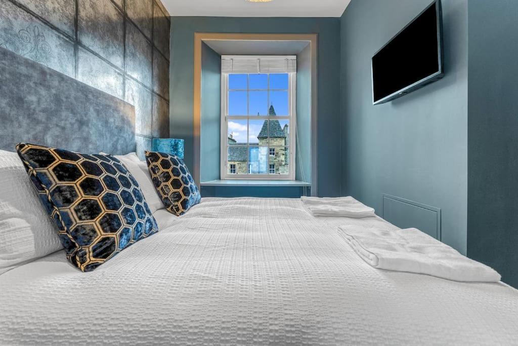 Boutique Modern Royal Mile Apartment Sleeps 4 Единбург Екстериор снимка