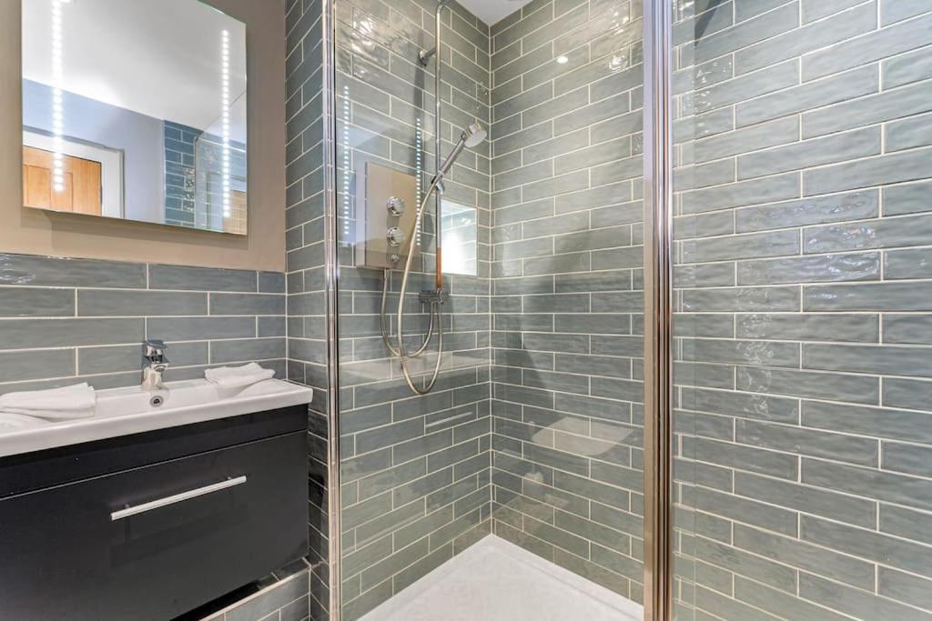 Boutique Modern Royal Mile Apartment Sleeps 4 Единбург Екстериор снимка