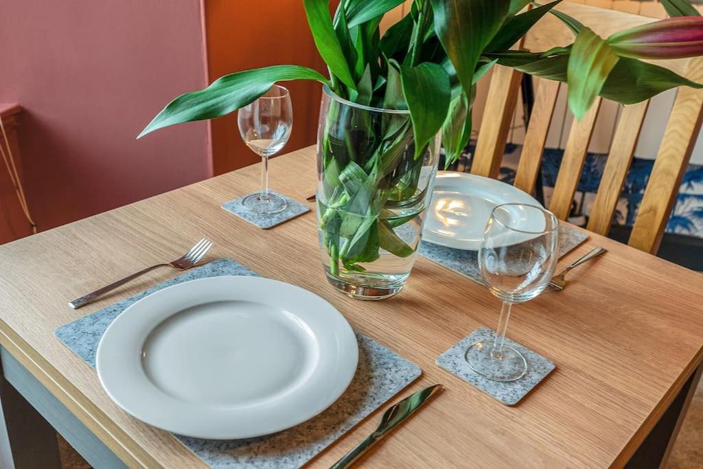 Boutique Modern Royal Mile Apartment Sleeps 4 Единбург Екстериор снимка