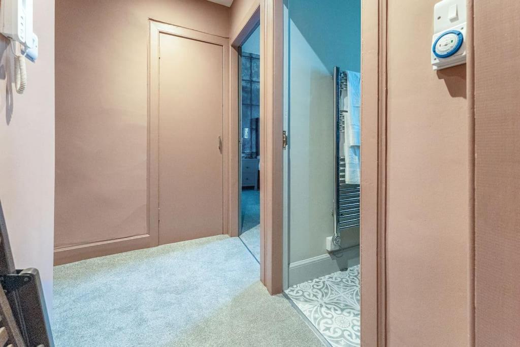 Boutique Modern Royal Mile Apartment Sleeps 4 Единбург Екстериор снимка