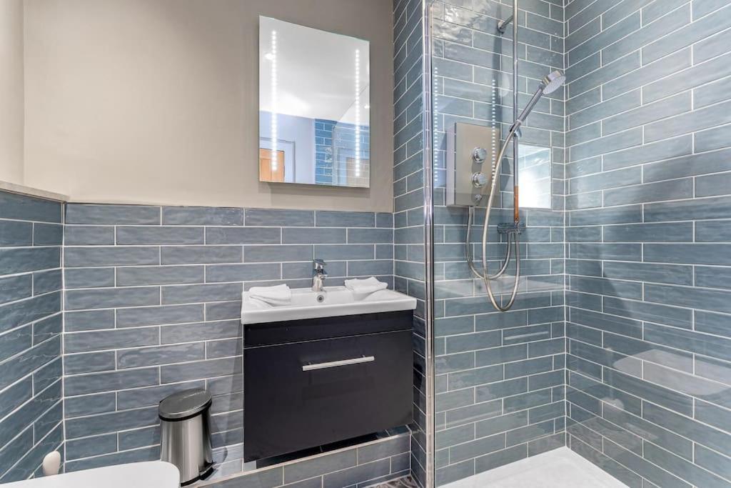 Boutique Modern Royal Mile Apartment Sleeps 4 Единбург Екстериор снимка