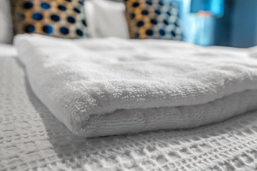 Boutique Modern Royal Mile Apartment Sleeps 4 Единбург Екстериор снимка
