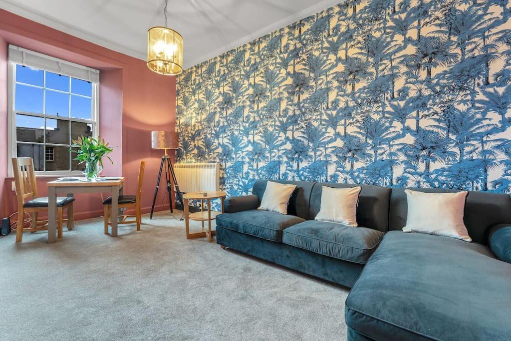 Boutique Modern Royal Mile Apartment Sleeps 4 Единбург Екстериор снимка