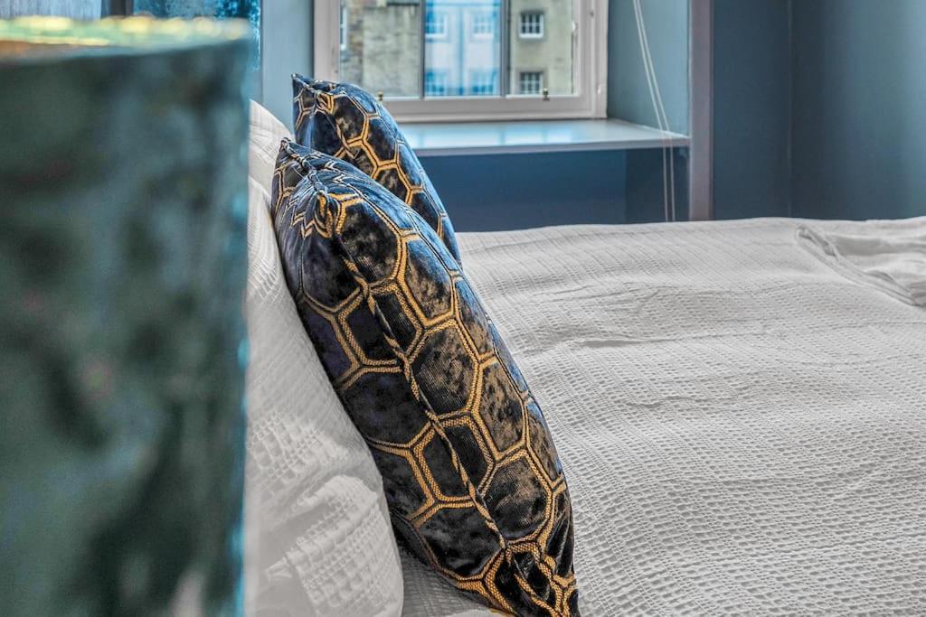 Boutique Modern Royal Mile Apartment Sleeps 4 Единбург Екстериор снимка