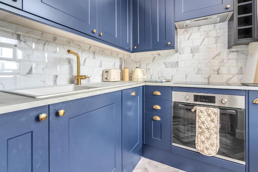 Boutique Modern Royal Mile Apartment Sleeps 4 Единбург Екстериор снимка