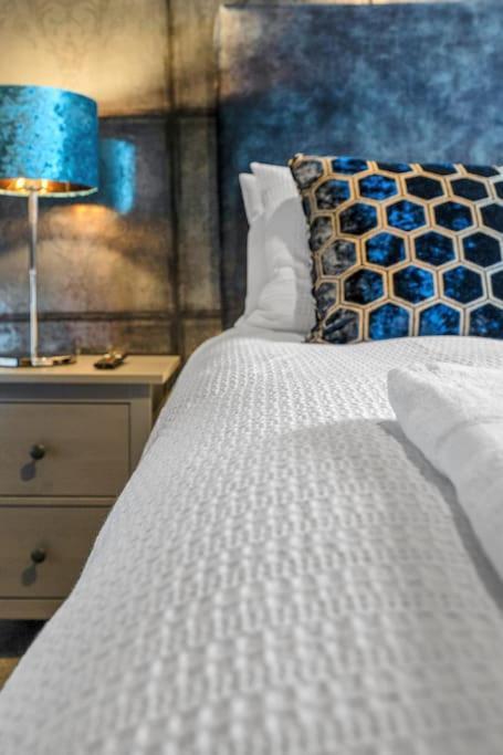 Boutique Modern Royal Mile Apartment Sleeps 4 Единбург Екстериор снимка